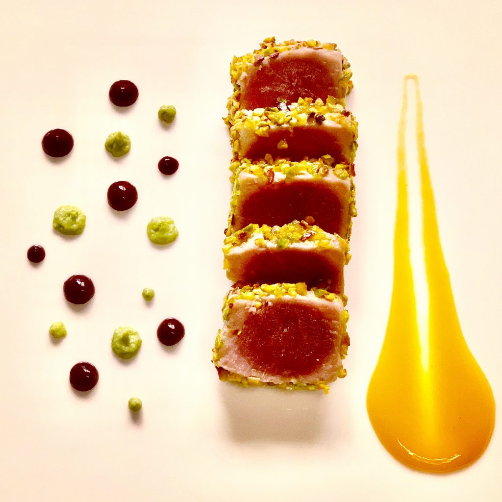 Tataki di tonno in crosta di pistacchi con crema di mango